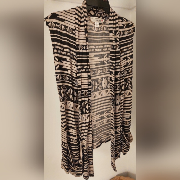 Derek 🩷 Sleeveless Cardigan - Picture 2 of 7